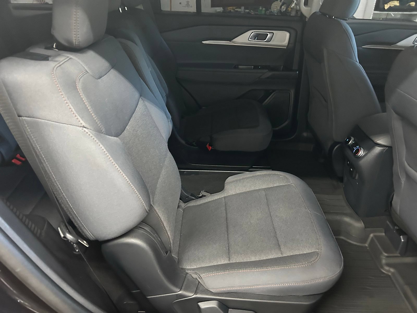 Used 2025 Ford Explorer Active AWD/4WD image 32
