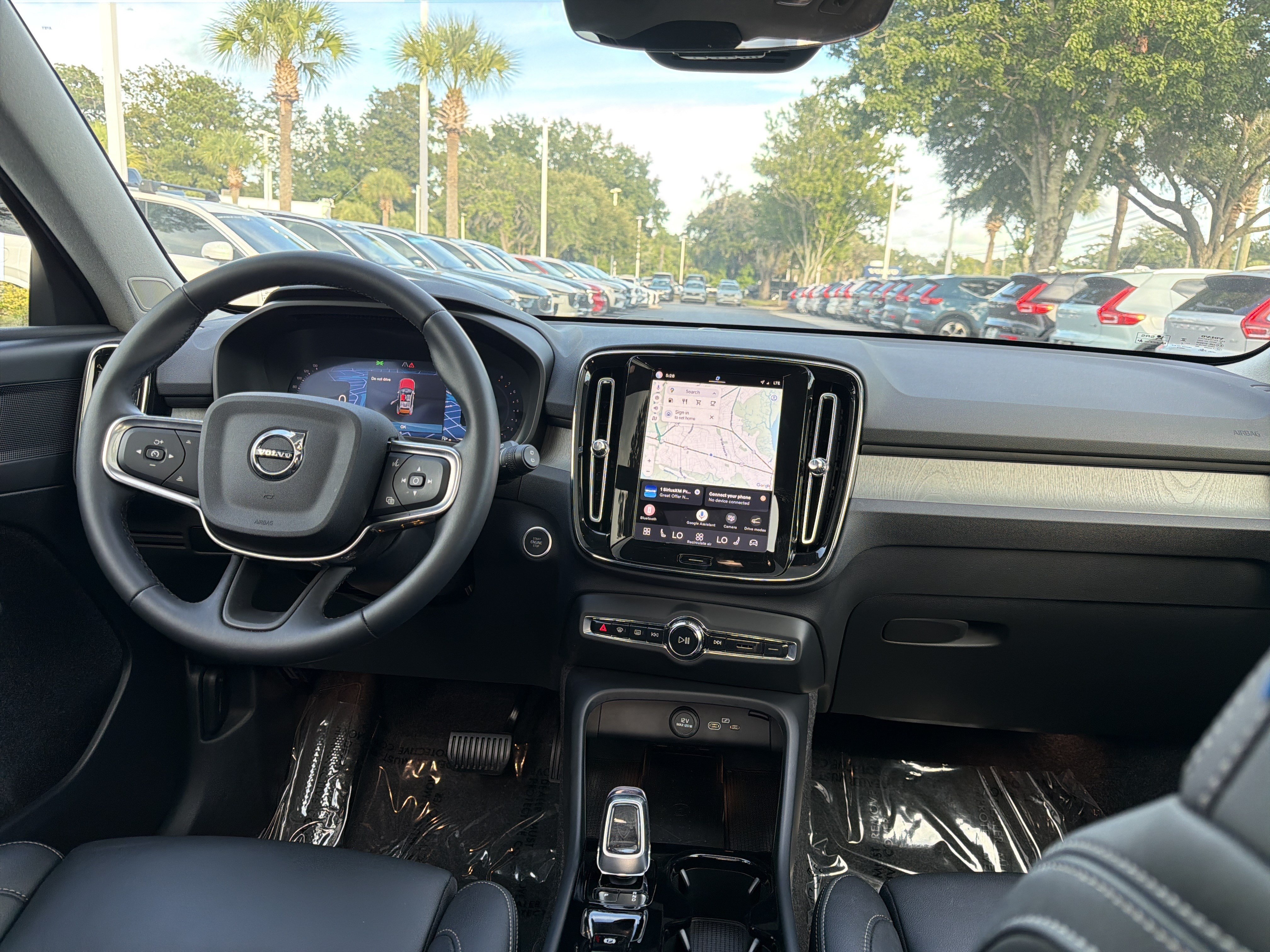 Certified 2025 Volvo XC40 B5 Plus AWD/4WD image 31