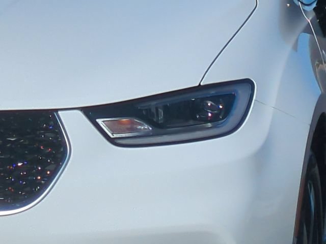 New 2026 Chrysler Pacifica Pinnacle w/ Trailer Tow Group FWD image 17