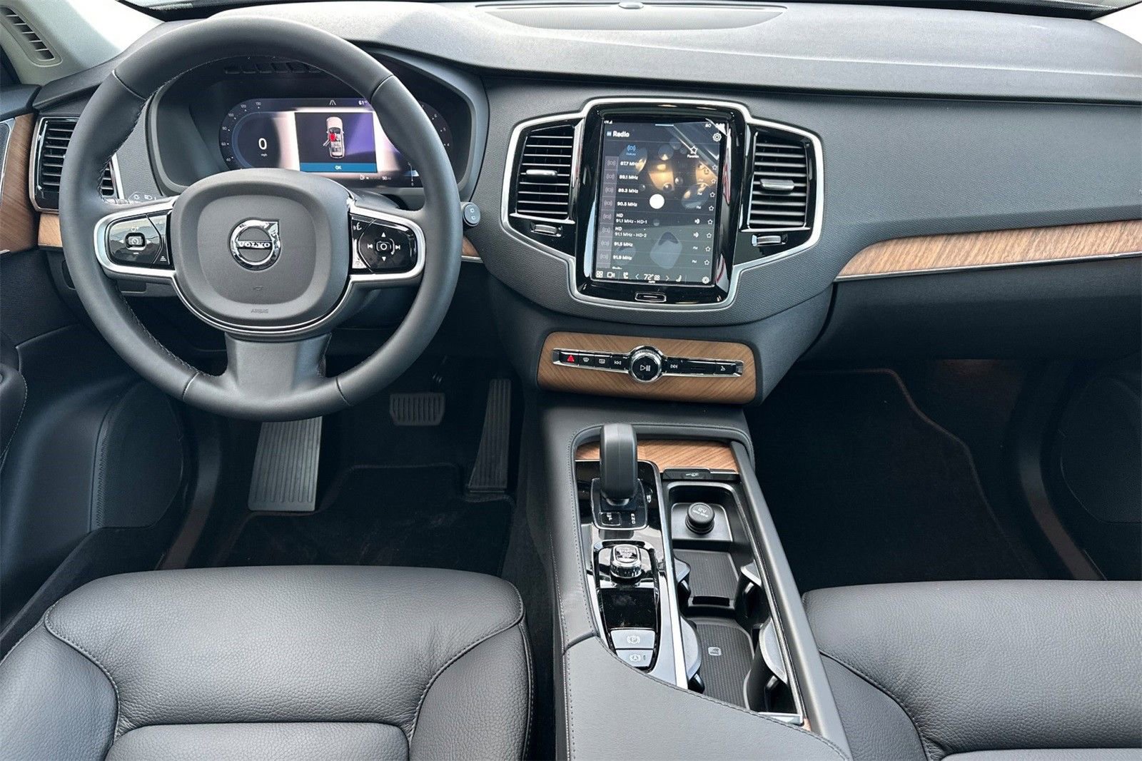 Certified 2025 Volvo XC90 B6 Plus w/ Protection Package Premier AWD/4WD image 4