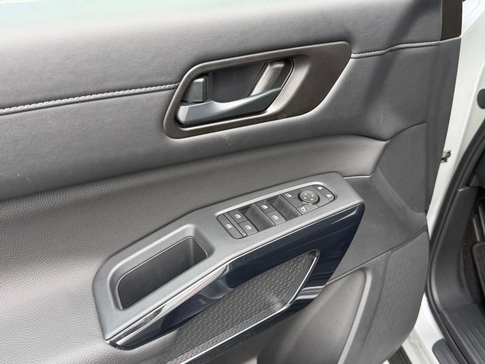 Certified 2025 Nissan Pathfinder SV image 12