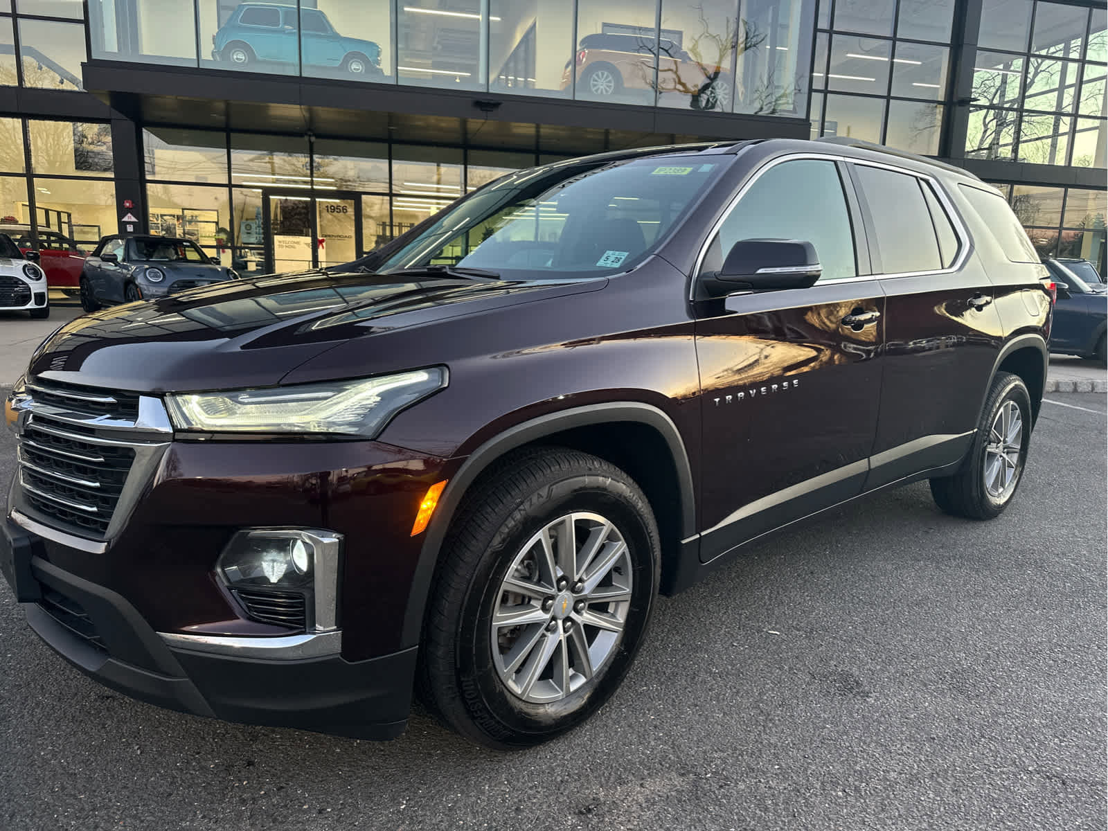 Used 2023 Chevrolet Traverse LT image 1