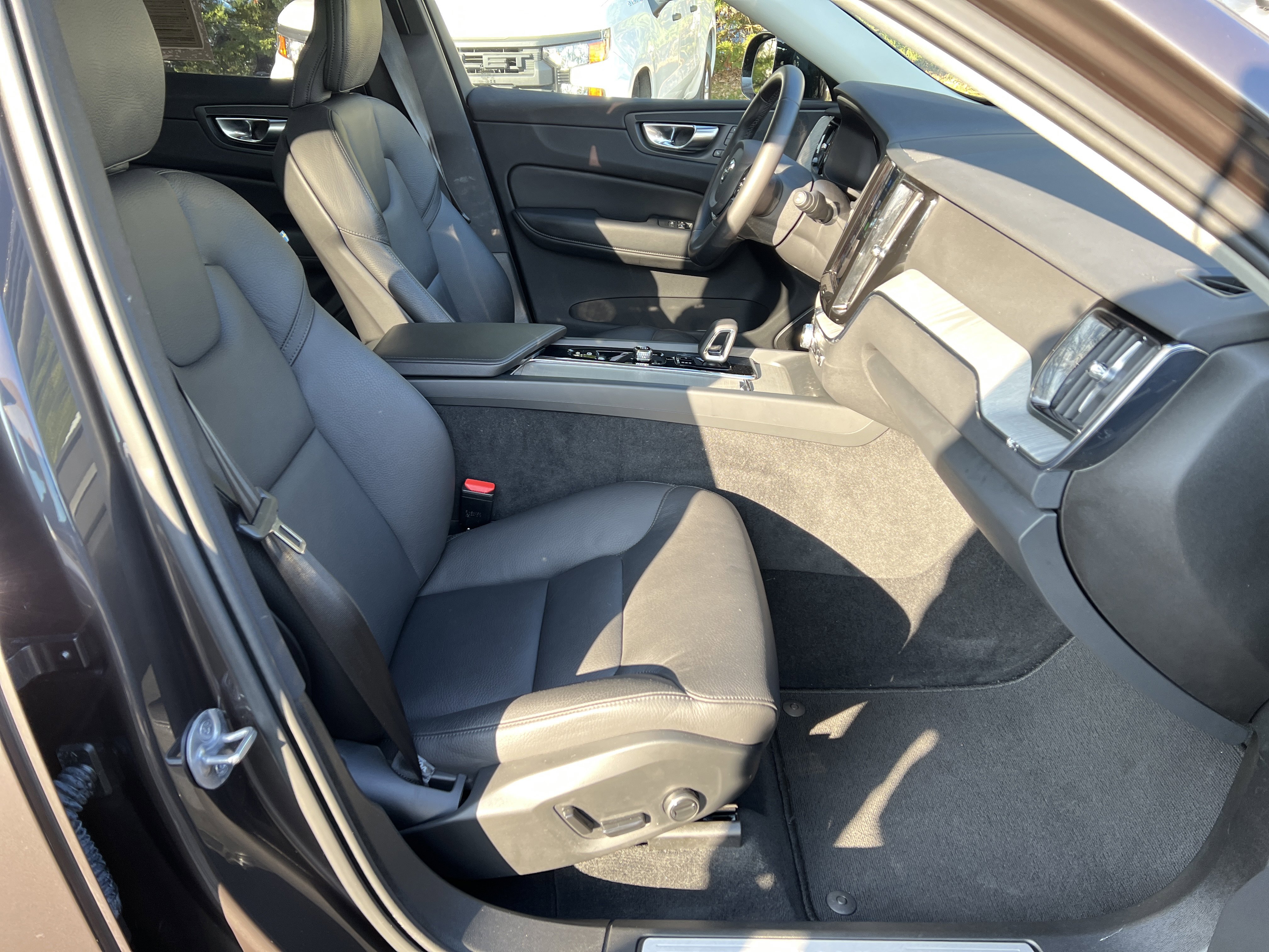 Used 2025 Volvo XC60 B5 Plus w/ Climate Package image 33