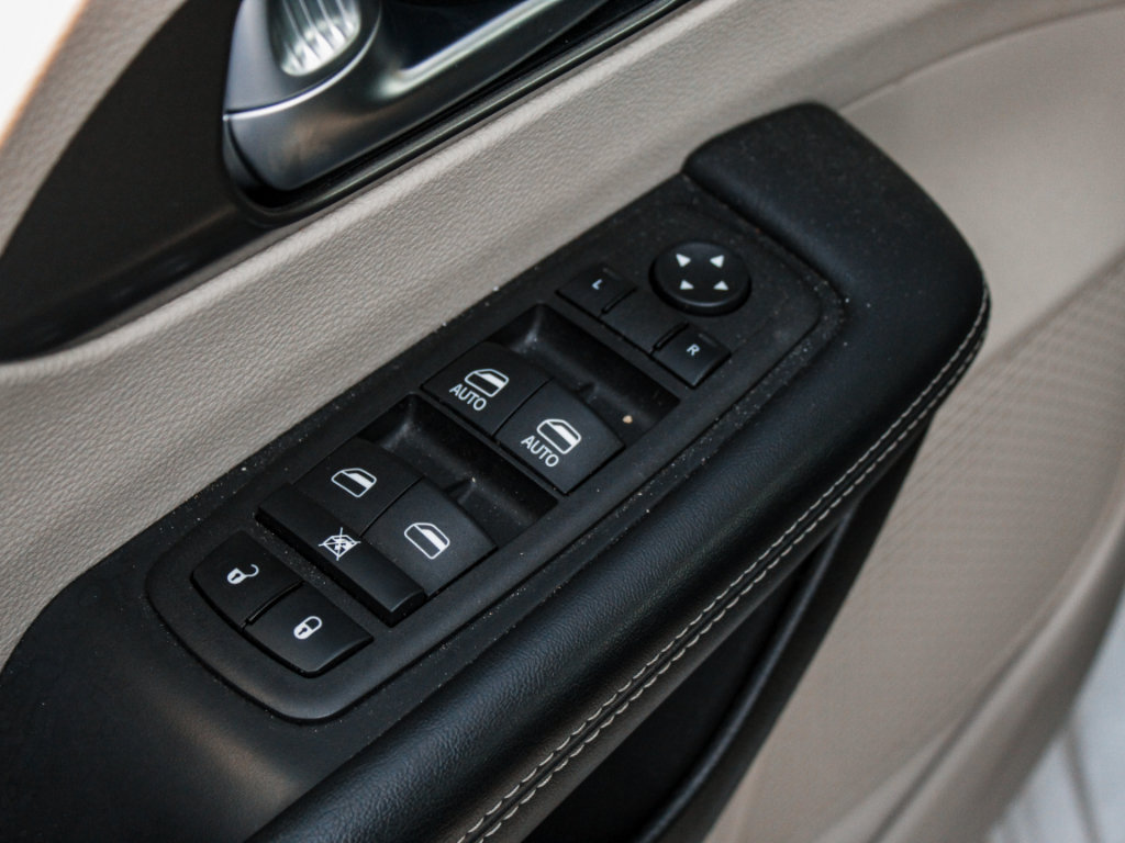 Used 2023 Chrysler Pacifica Touring-L FWD image 9