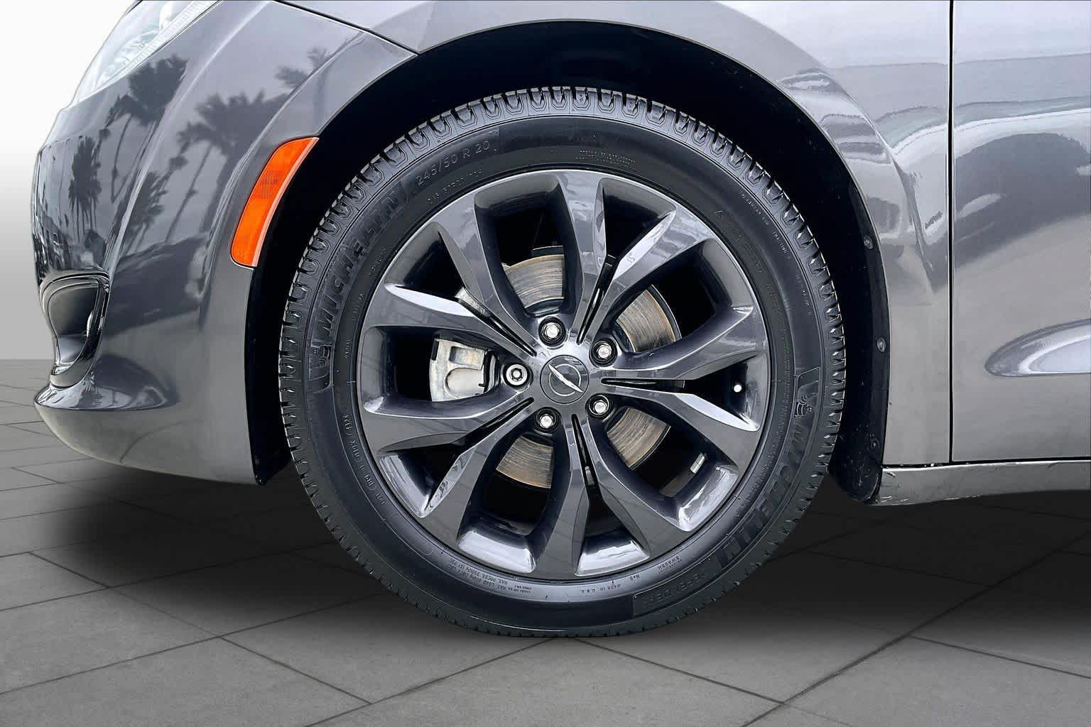 Used 2018 Chrysler Pacifica Limited w/ S Appearance Package FWD image 10