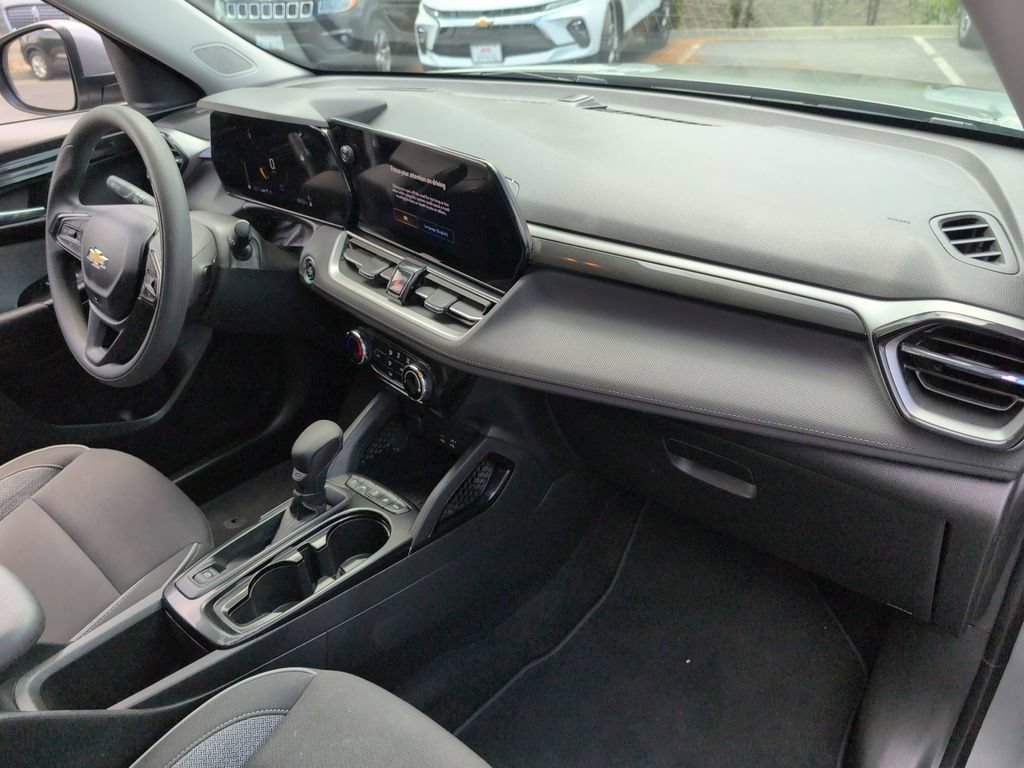 Used 2025 Chevrolet TrailBlazer LT AWD/4WD image 32