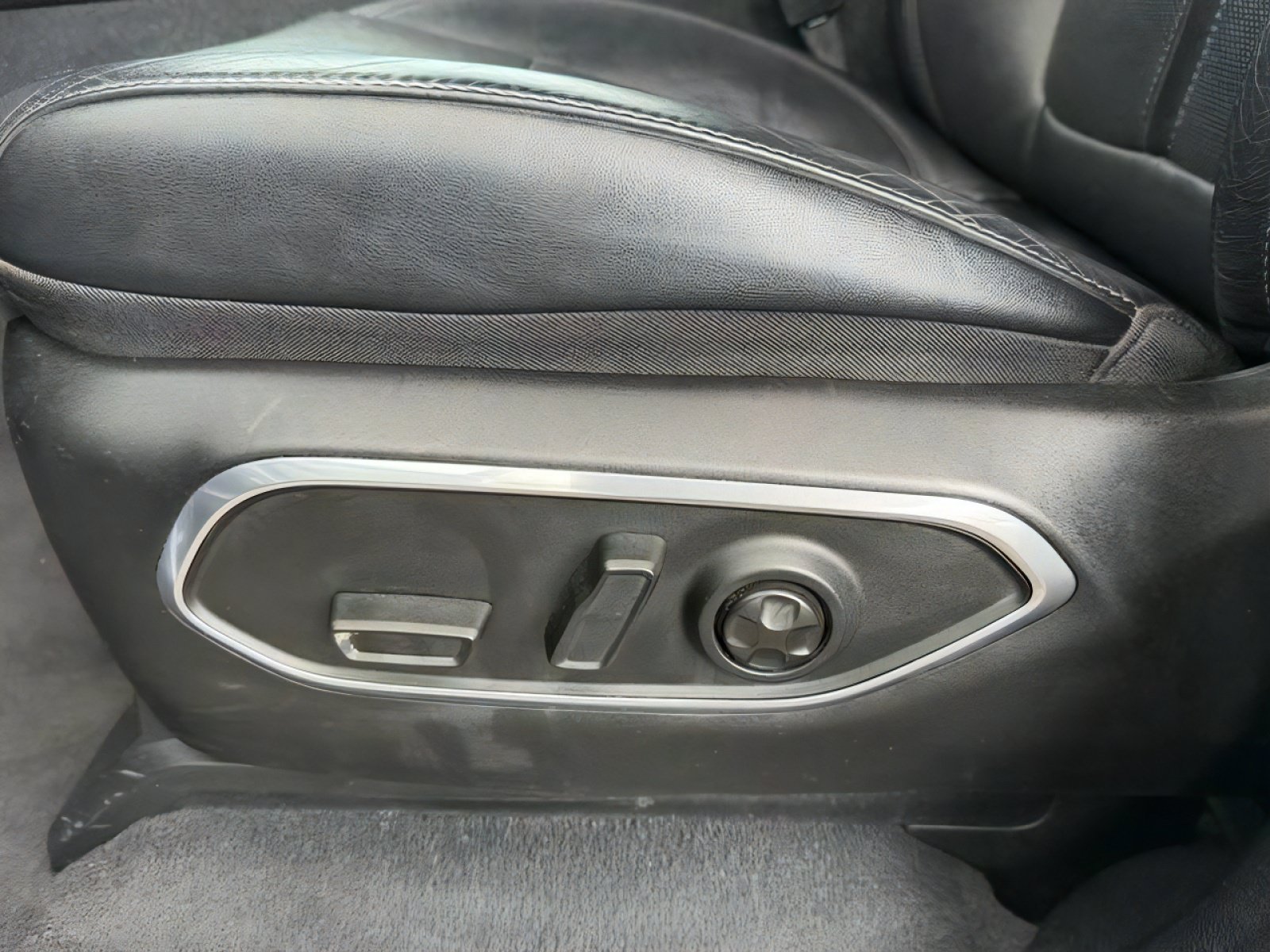 Used 2024 Jeep Wagoneer Series II w/ Flexible Seating Group RWD image 23