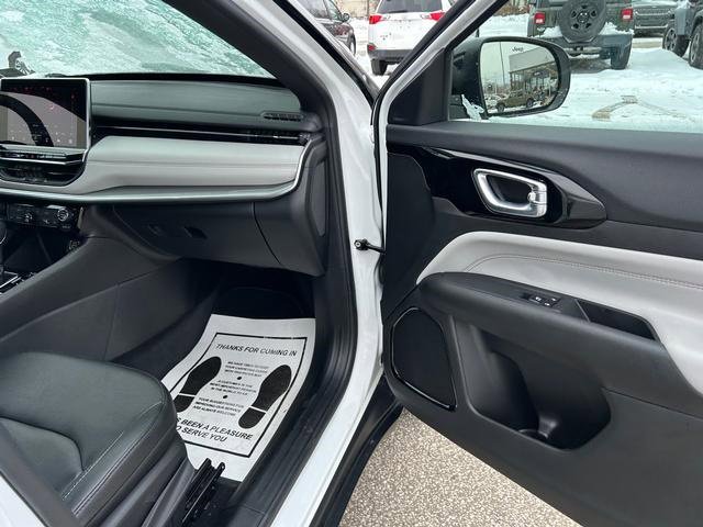 Used 2025 Jeep Compass Limited image 29