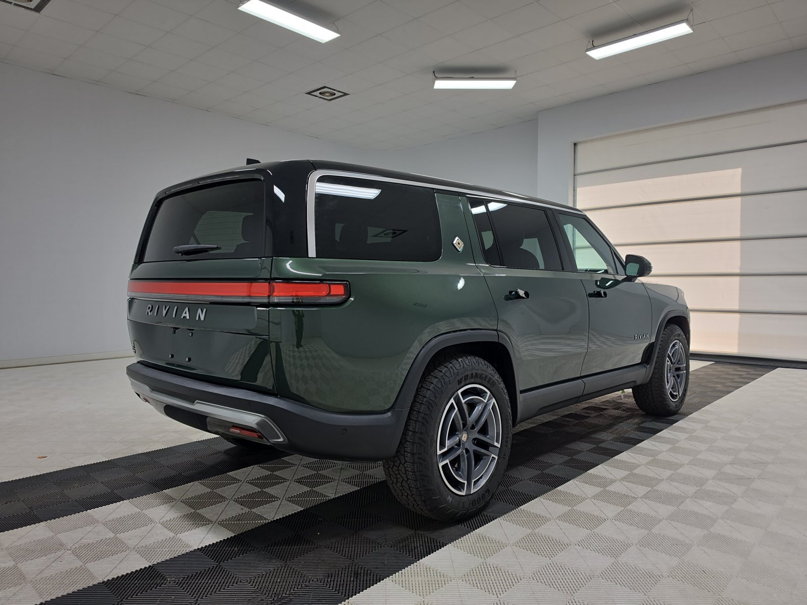 Used 2025 Rivian R1S Adventure Dual AWD/4WD image 5