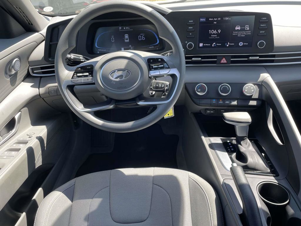 Certified 2024 Hyundai Elantra SE FWD image 9