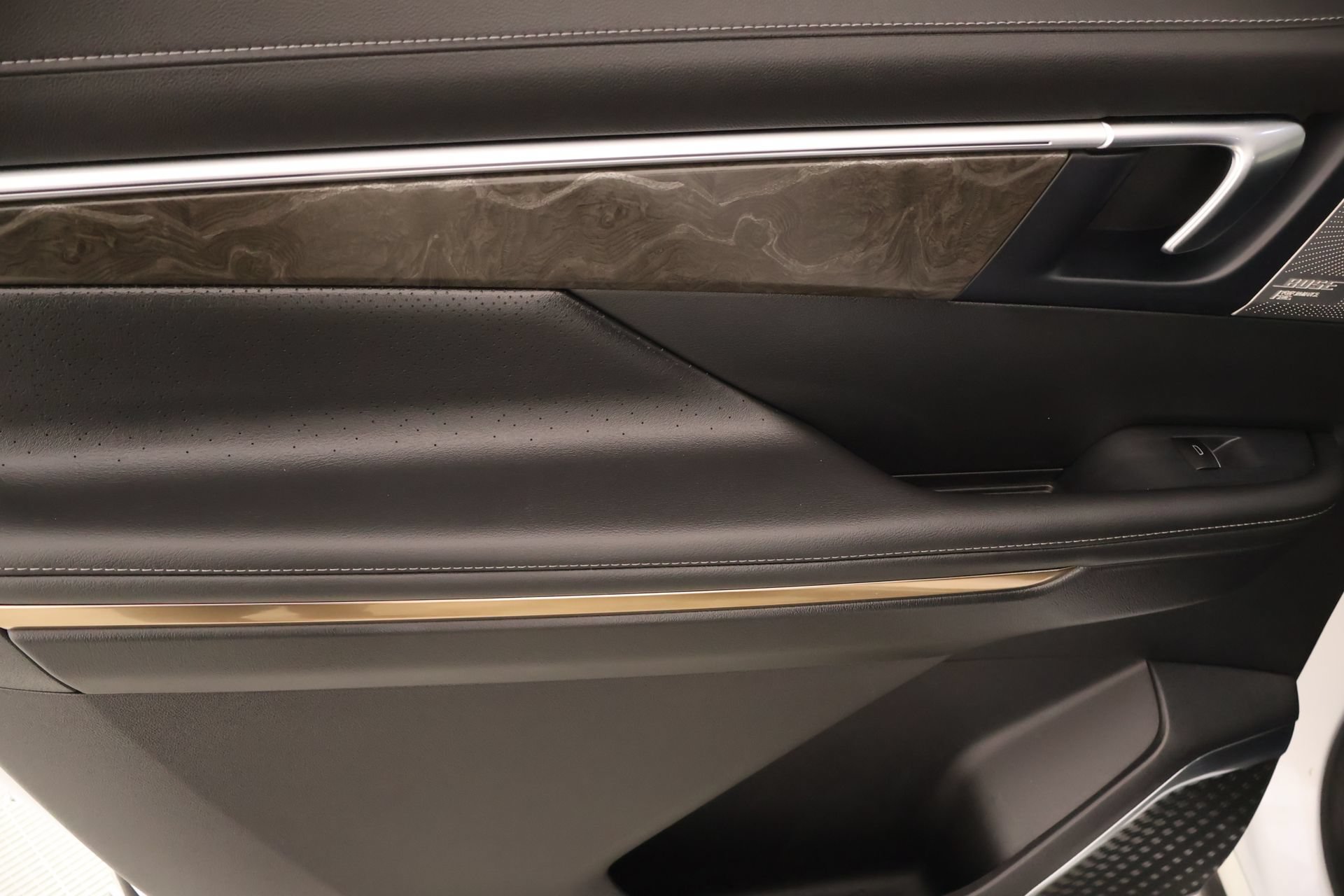 Used 2025 Buick Enclave Avenir FWD image 18