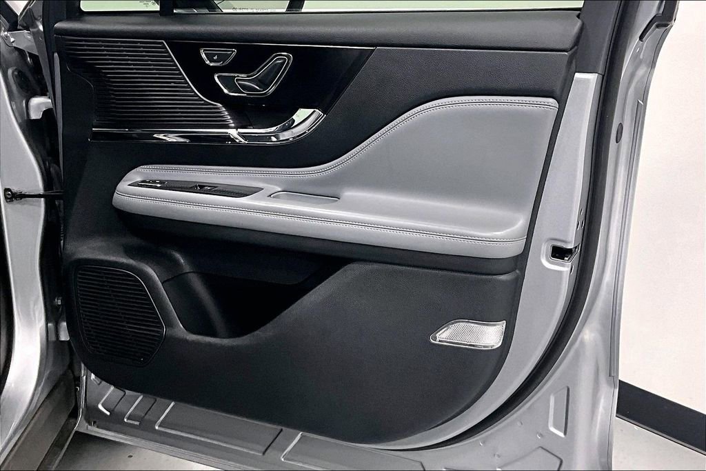 Used 2022 Lincoln Corsair Reserve w/ Elements Package FWD image 18