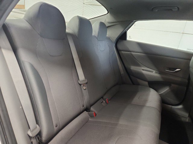 Used 2022 Hyundai Elantra SE image 12