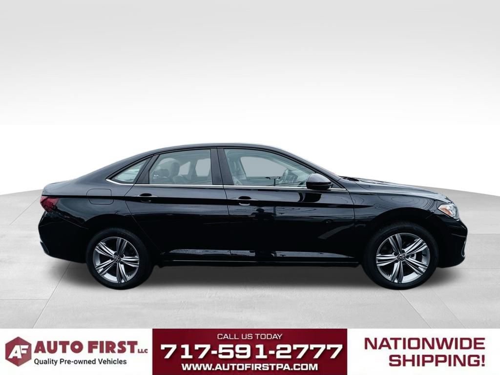 Used 2023 Volkswagen Jetta SE image 2