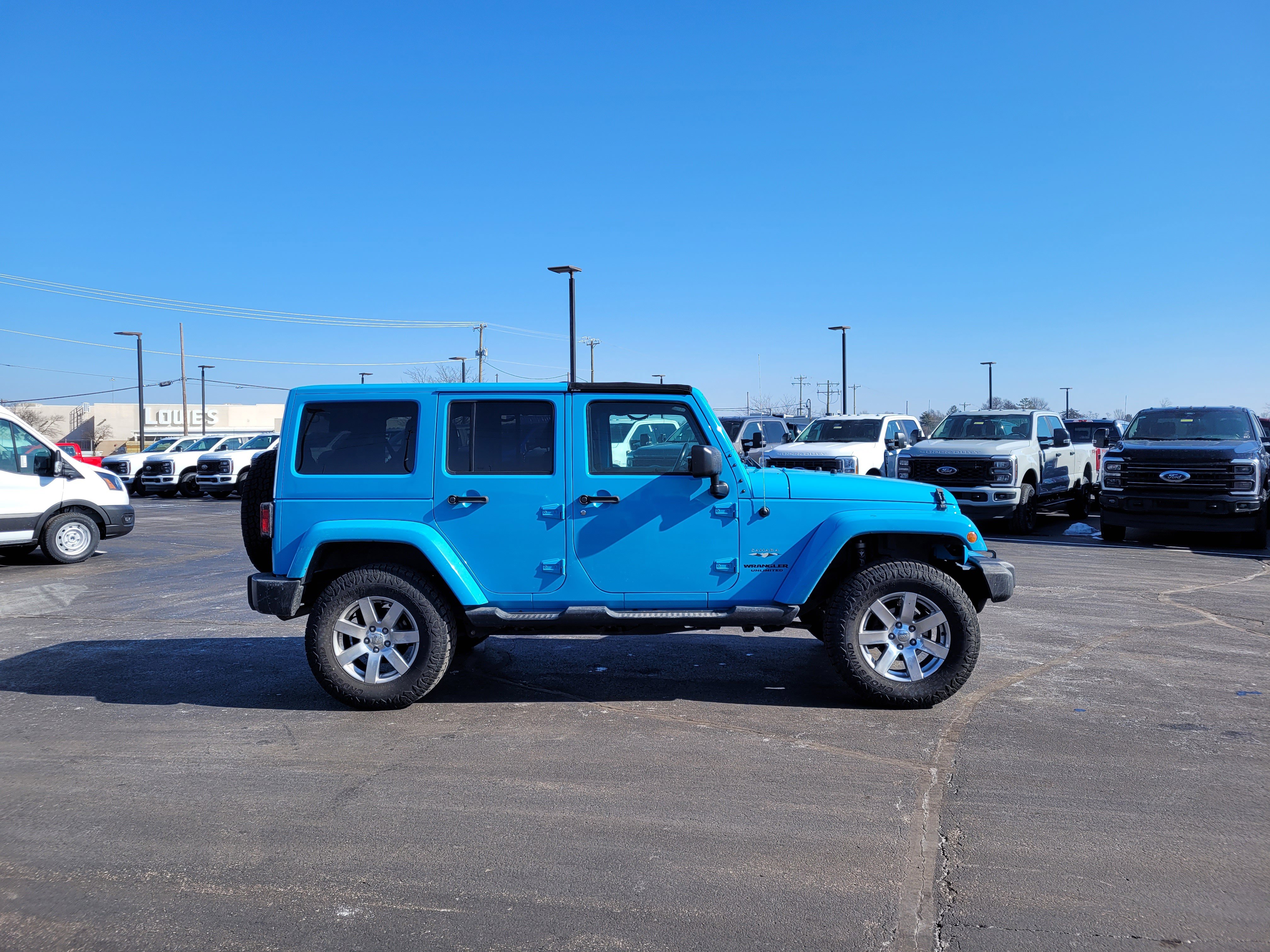 Used 2017 Jeep Wrangler Unlimited Sahara w/ Connectivity Group image 2