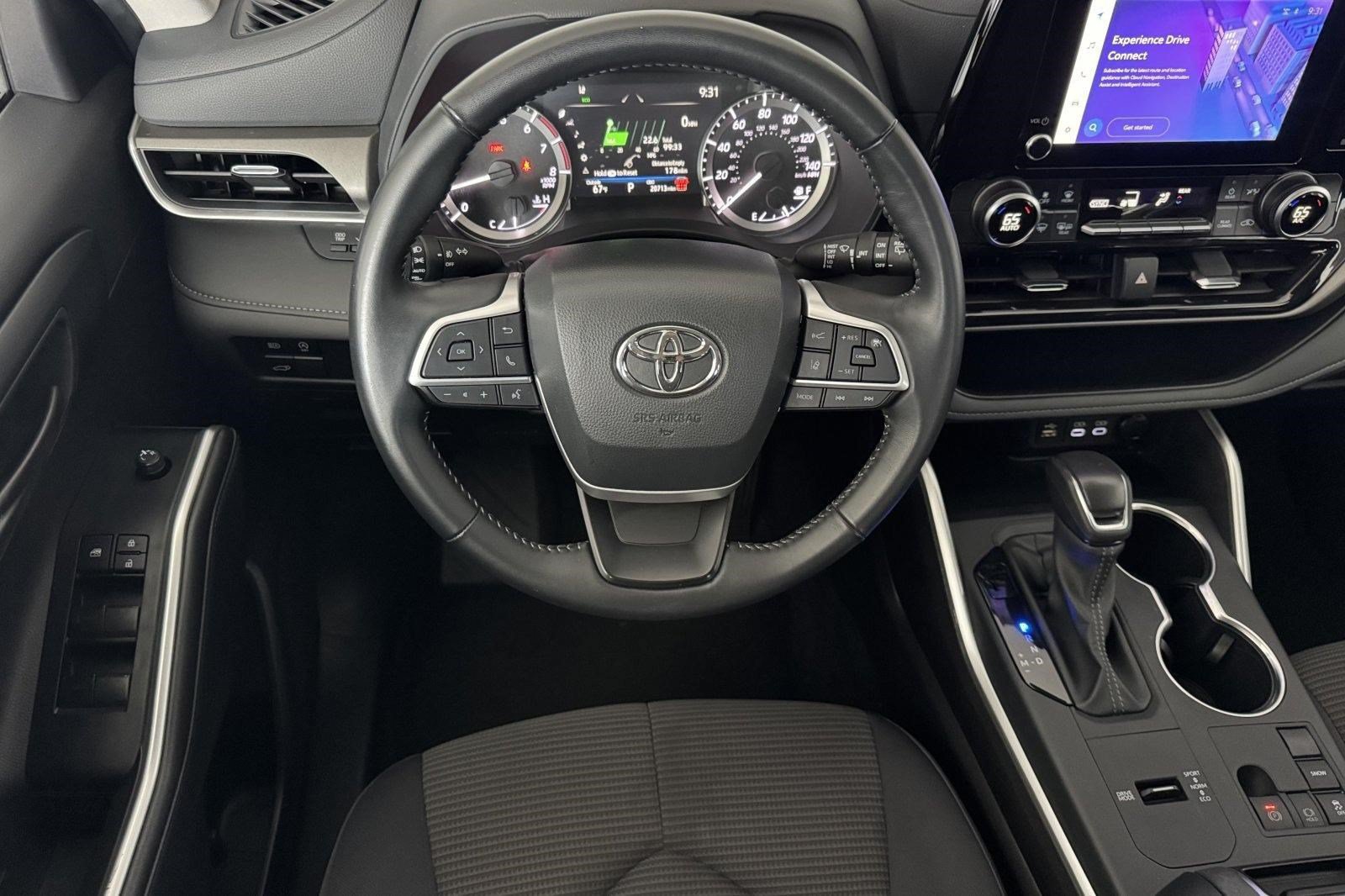 Used 2025 Toyota Highlander LE FWD image 29