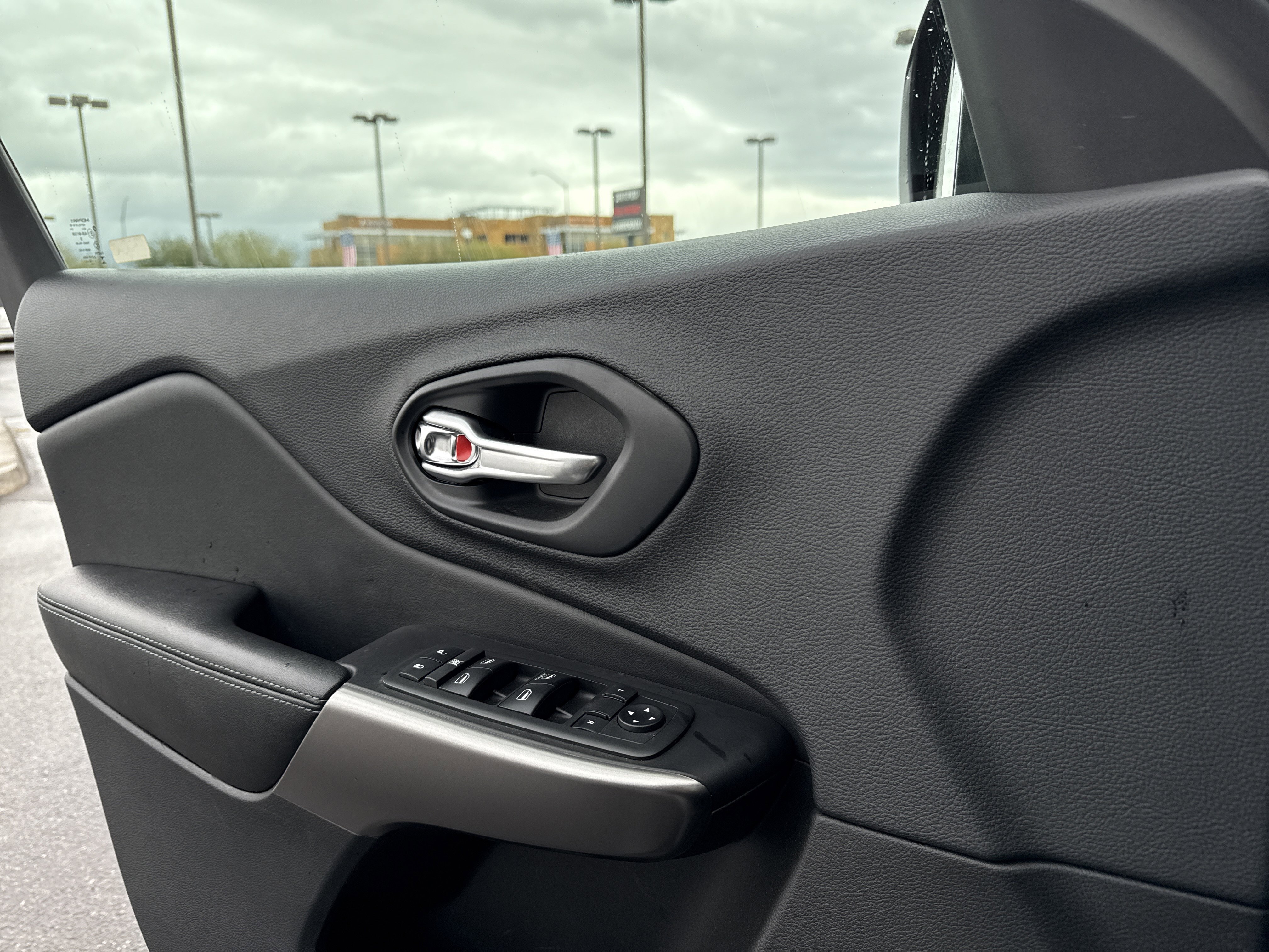 Used 2019 Jeep Cherokee Latitude w/ Popular Appearance Group image 18