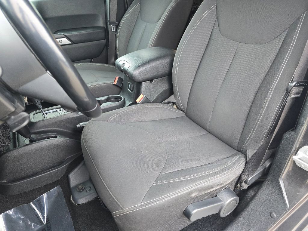 Used 2017 Jeep Wrangler Unlimited Sahara w/ Connectivity Group image 18