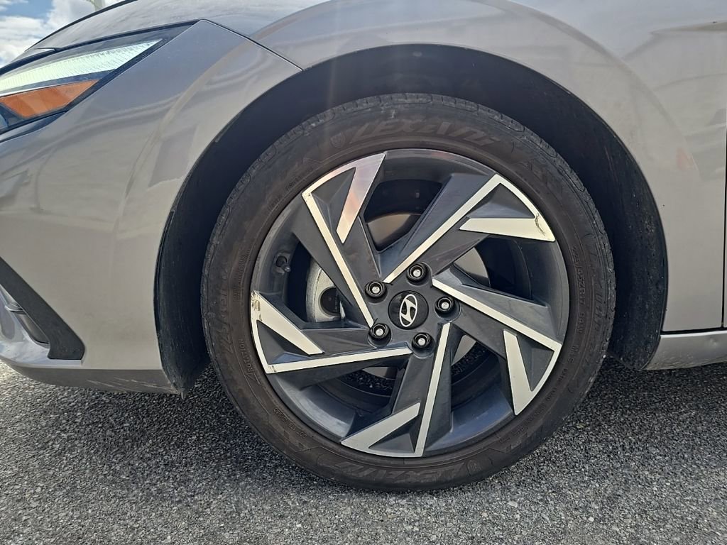 Used 2025 Hyundai Elantra Limited image 18