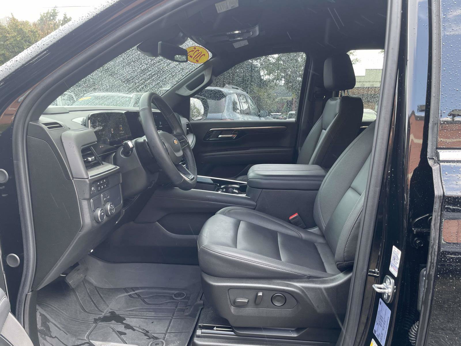 Used 2025 Chevrolet Suburban LT w/ Comfort Package RWD image 4