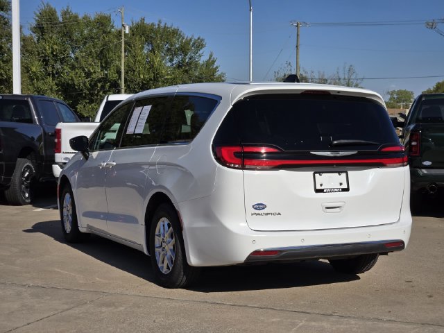 Used 2024 Chrysler Pacifica Touring-L FWD image 5