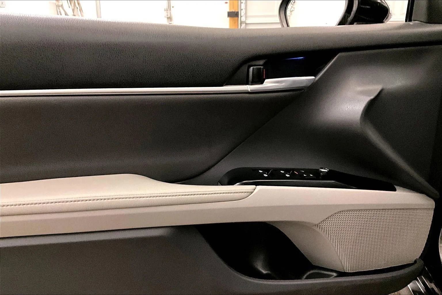 Used 2020 Toyota Camry XLE w/ Sunroof Package image 23