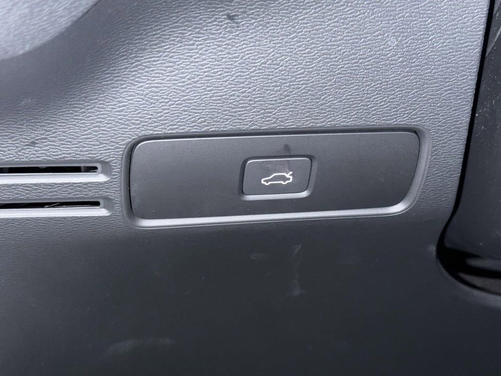 Used 2023 Volvo XC40 B4 Core w/ Convenience Package FWD image 27