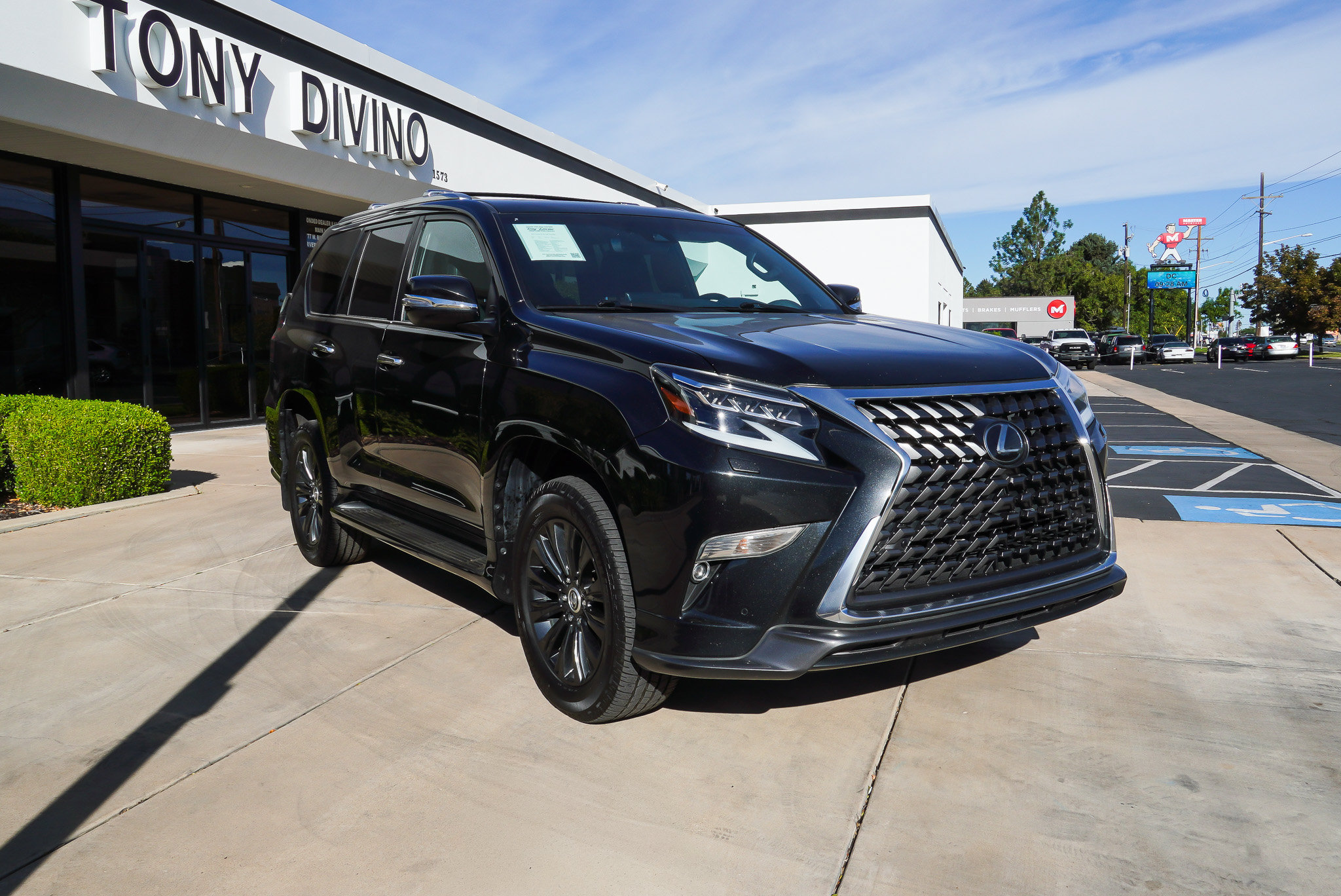 Used 2023 Lexus GX 460 Premium w/ Accessory Package AWD/4WD image 2