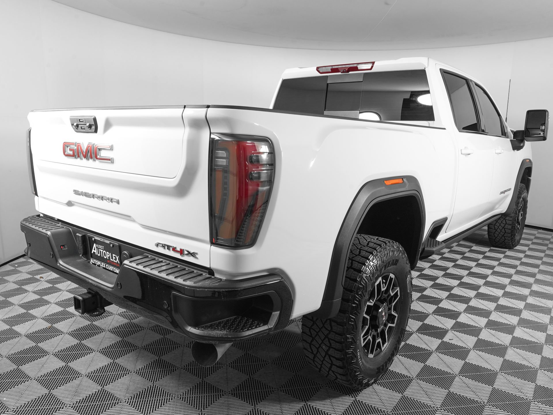 Used 2025 GMC Sierra 2500 AT4X AWD/4WD image 4