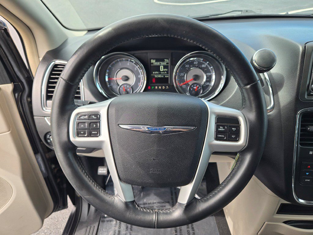 Used 2014 Chrysler Town & Country Touring FWD image 34