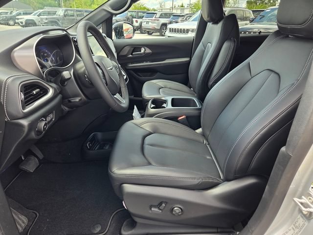 New 2026 Chrysler Pacifica Select FWD image 3