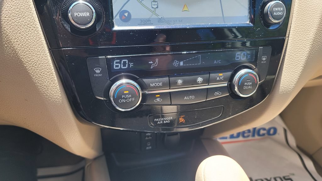 Used 2015 Nissan Rogue SV w/ SV Premium Package FWD image 22