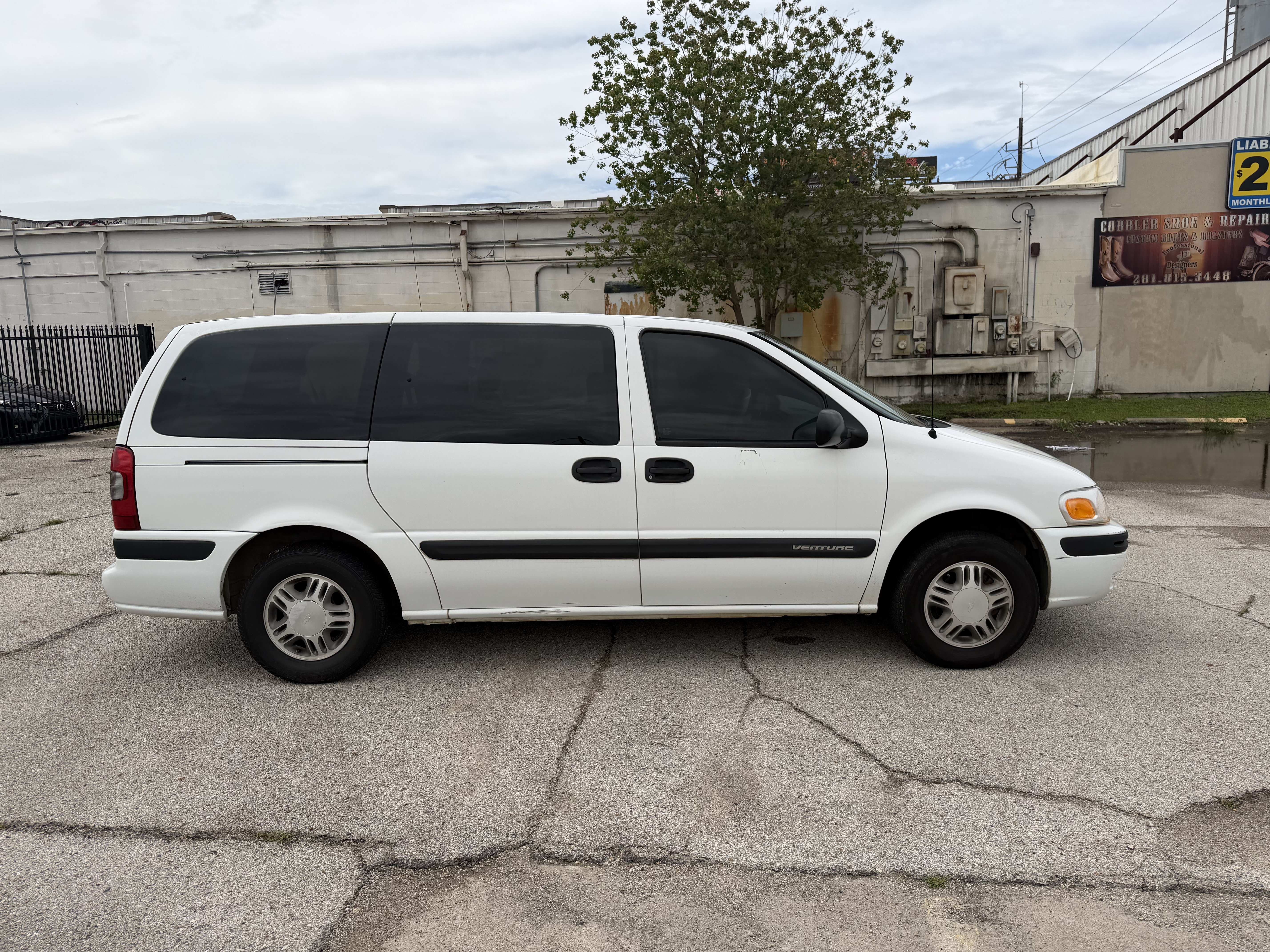 Used 2003 Chevrolet Venture Extended w/ Climate Package FWD image 12