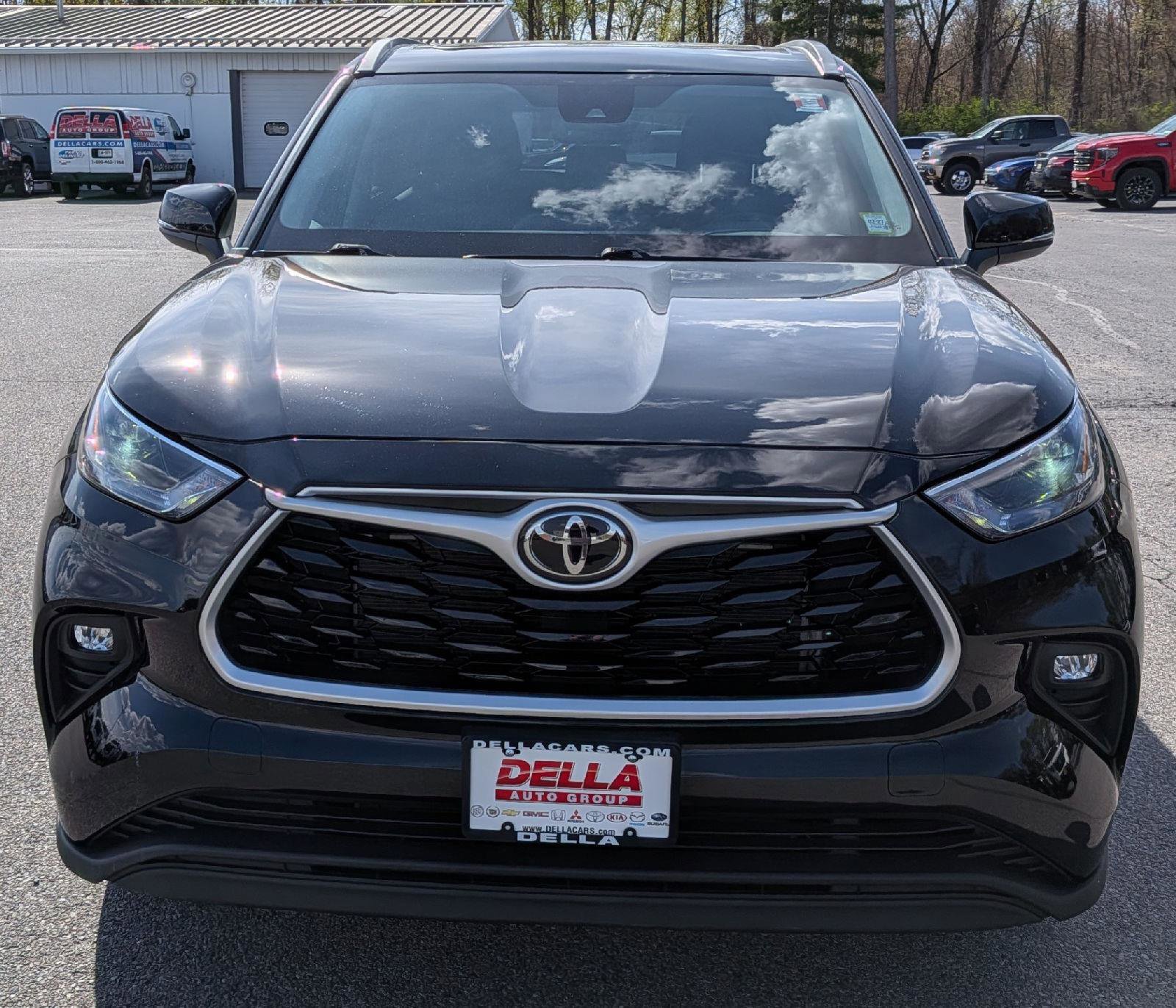 Used 2022 Toyota Highlander XLE AWD/4WD image 2