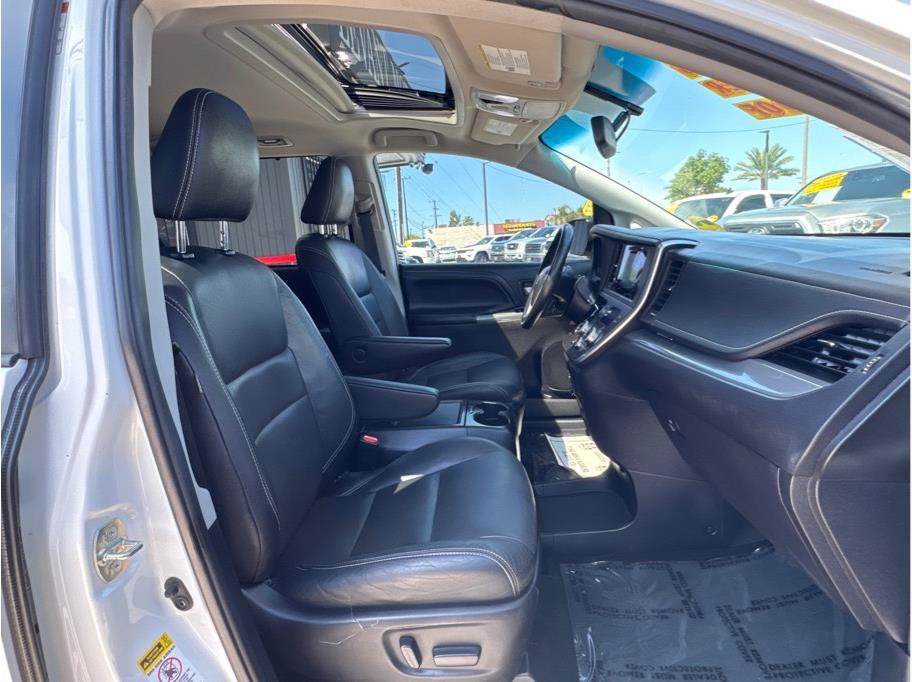 Used 2015 Toyota Sienna SE w/ SE Preferred Package FWD image 26