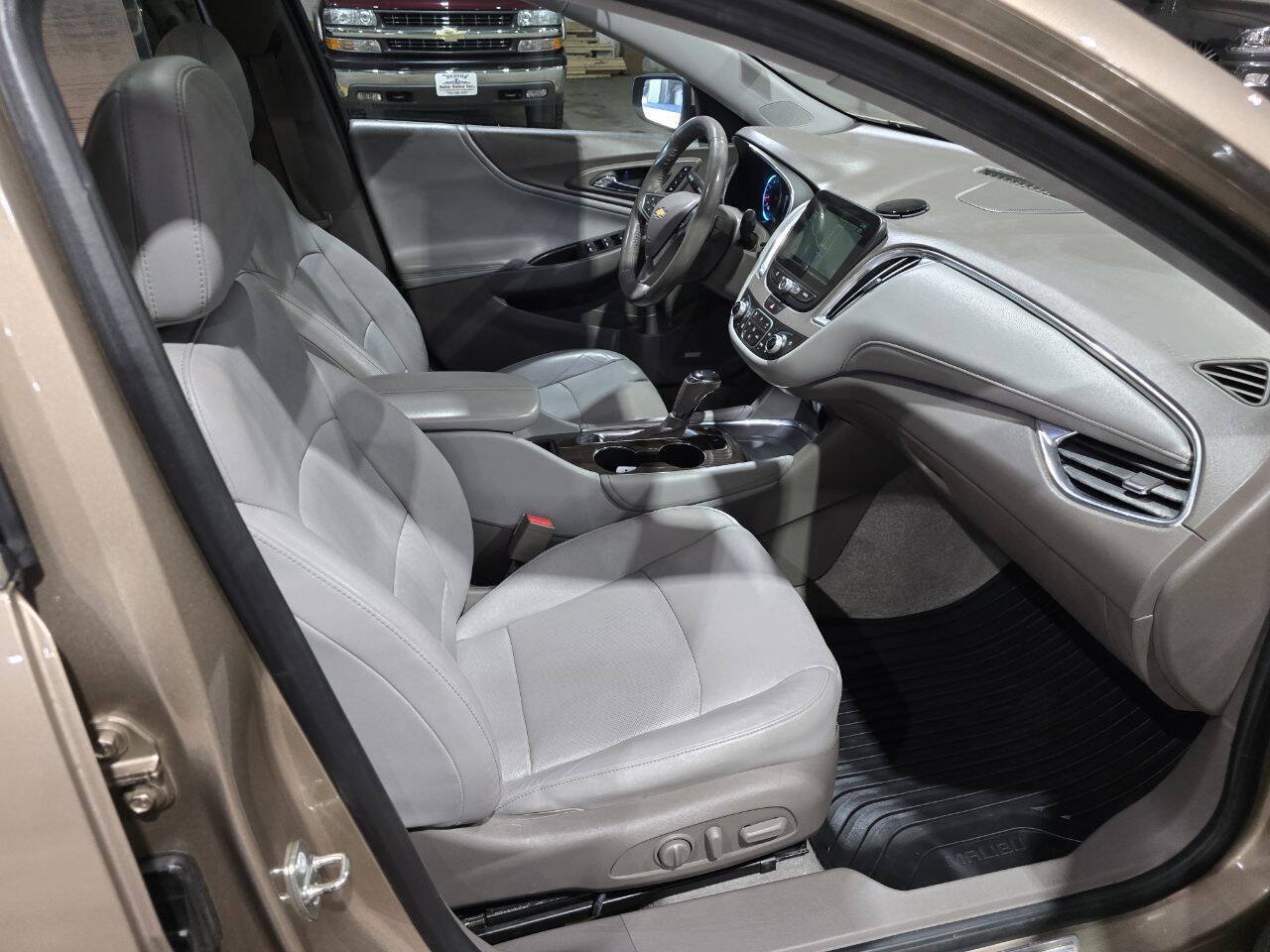 Used 2018 Chevrolet Malibu Premier w/ Premier Sun and Wheel Package FWD image 33