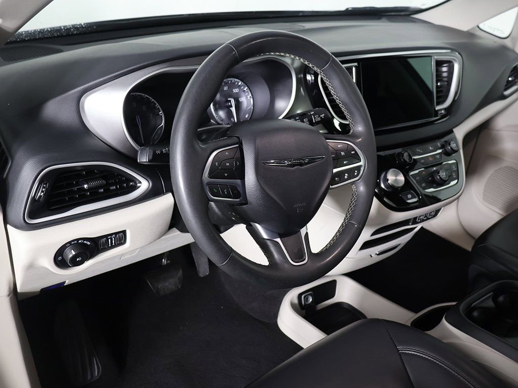 Used 2023 Chrysler Pacifica Touring-L image 24