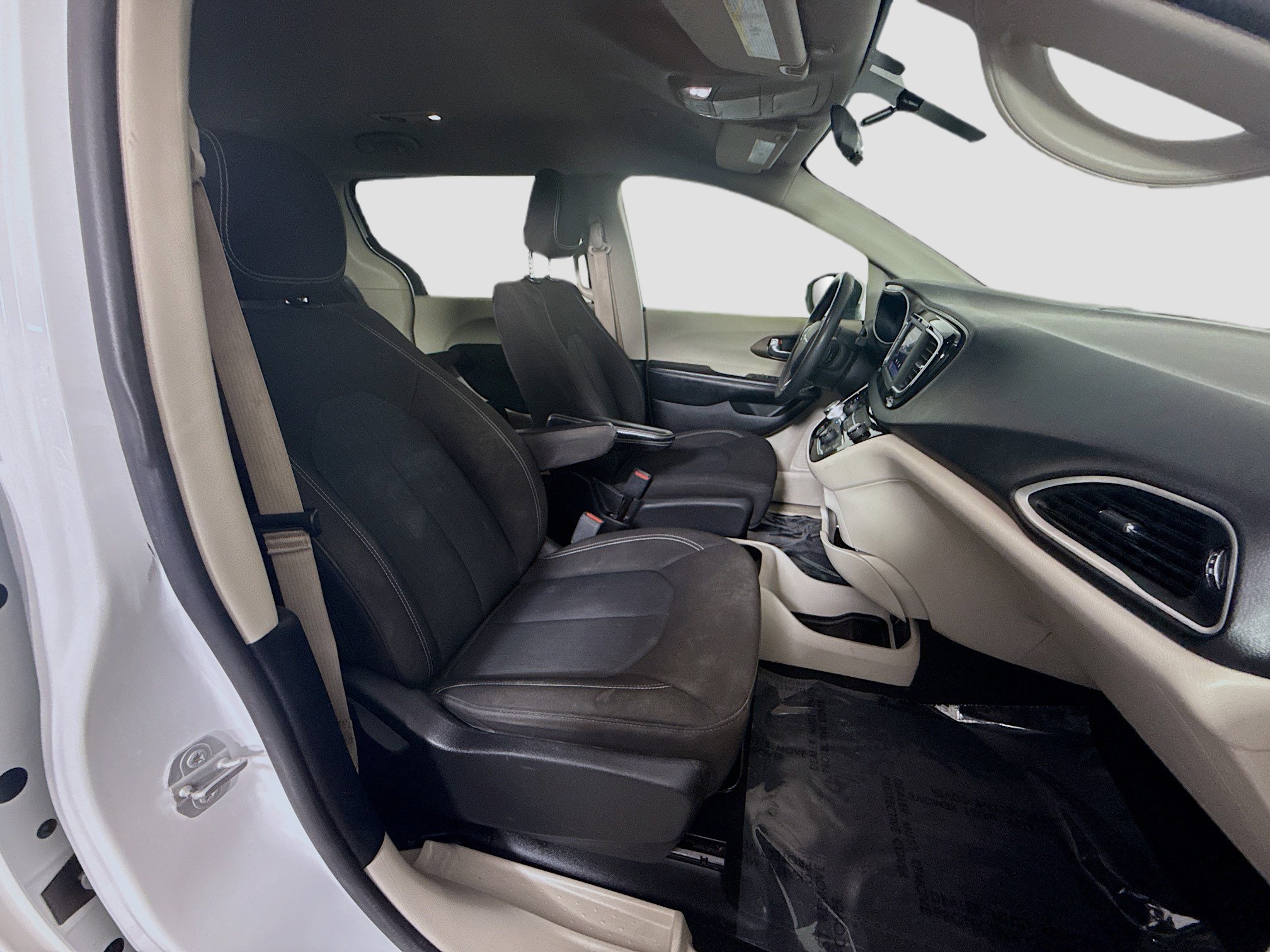 Used 2022 Chrysler Voyager LX FWD image 27