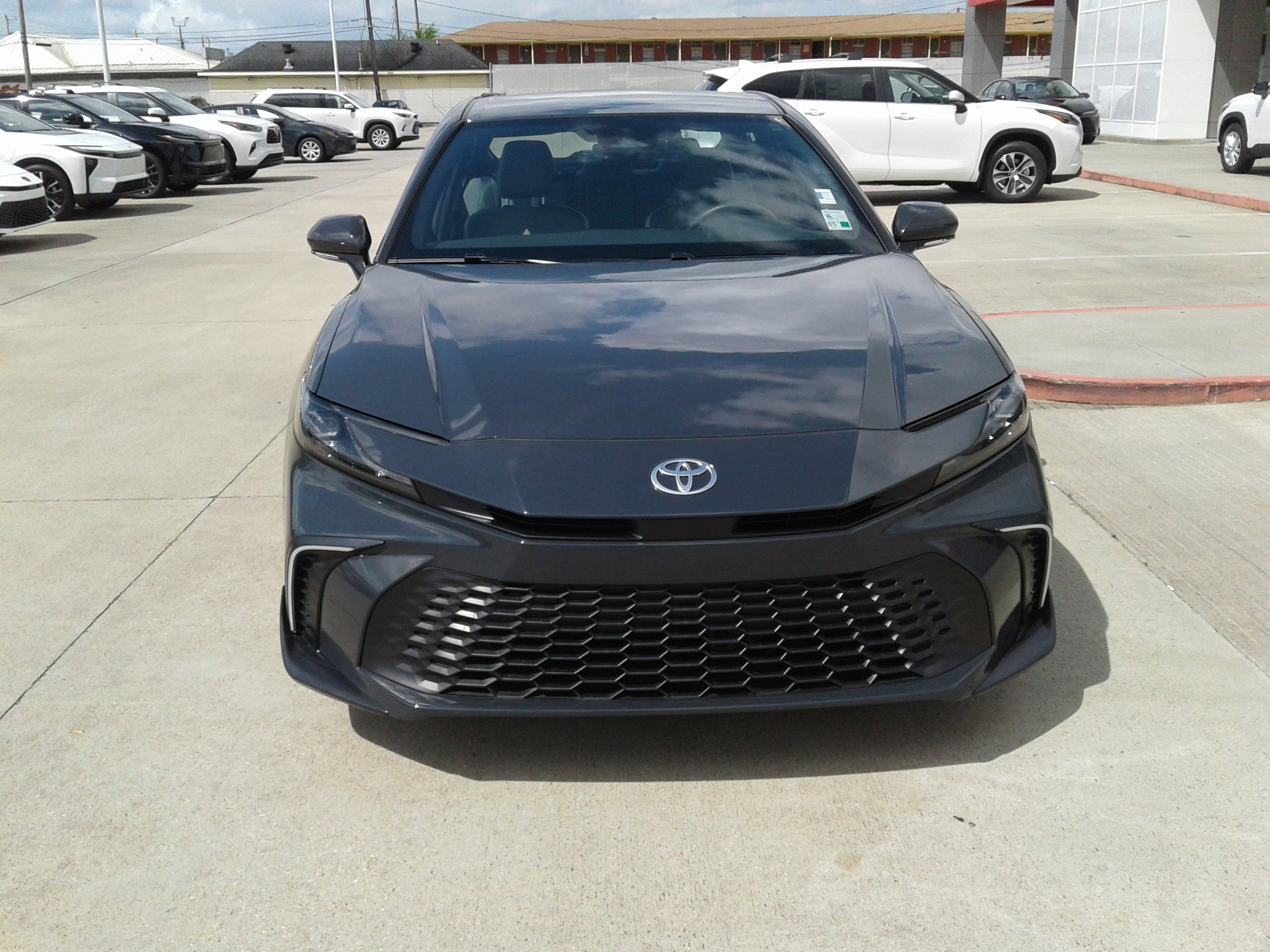 Used 2025 Toyota Camry SE w/ Convenience Package image 2