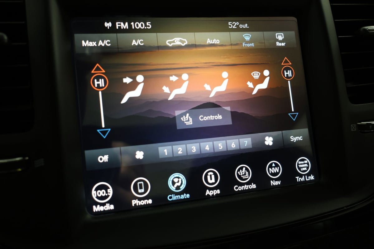 Used 2023 Chrysler 300 C RWD image 52