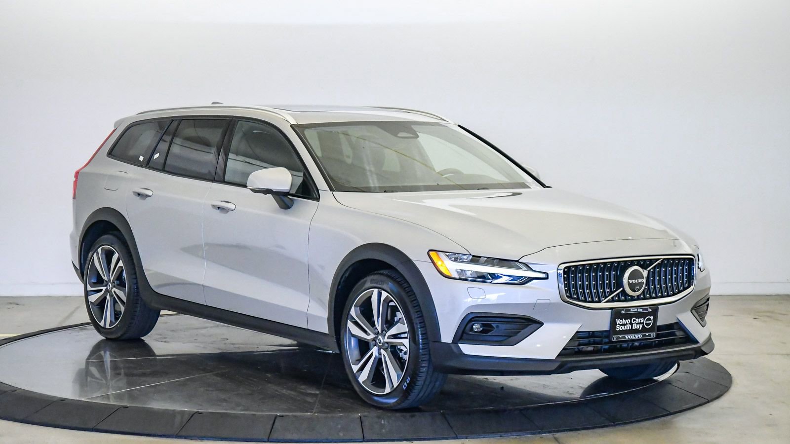 Certified 2025 Volvo V60 B5 Cross Country Plus image 6