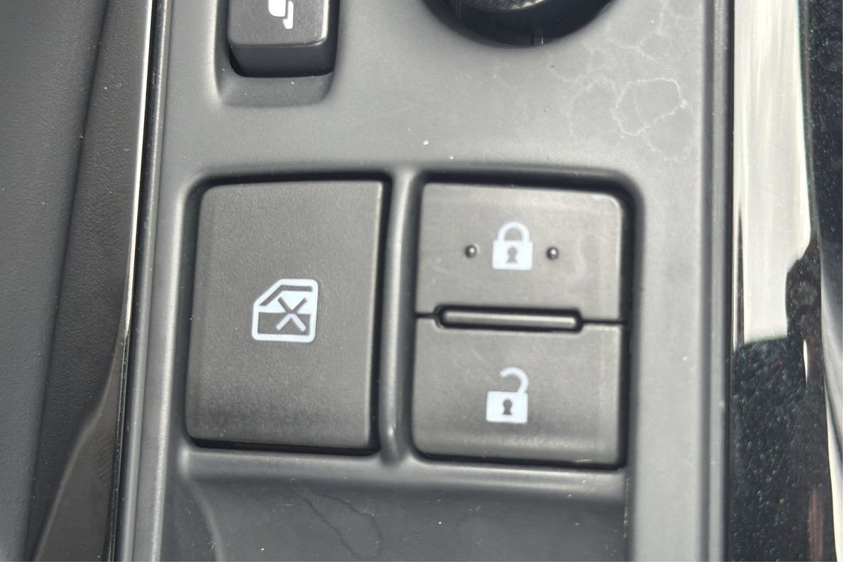Used 2019 Toyota C-HR Limited FWD image 37