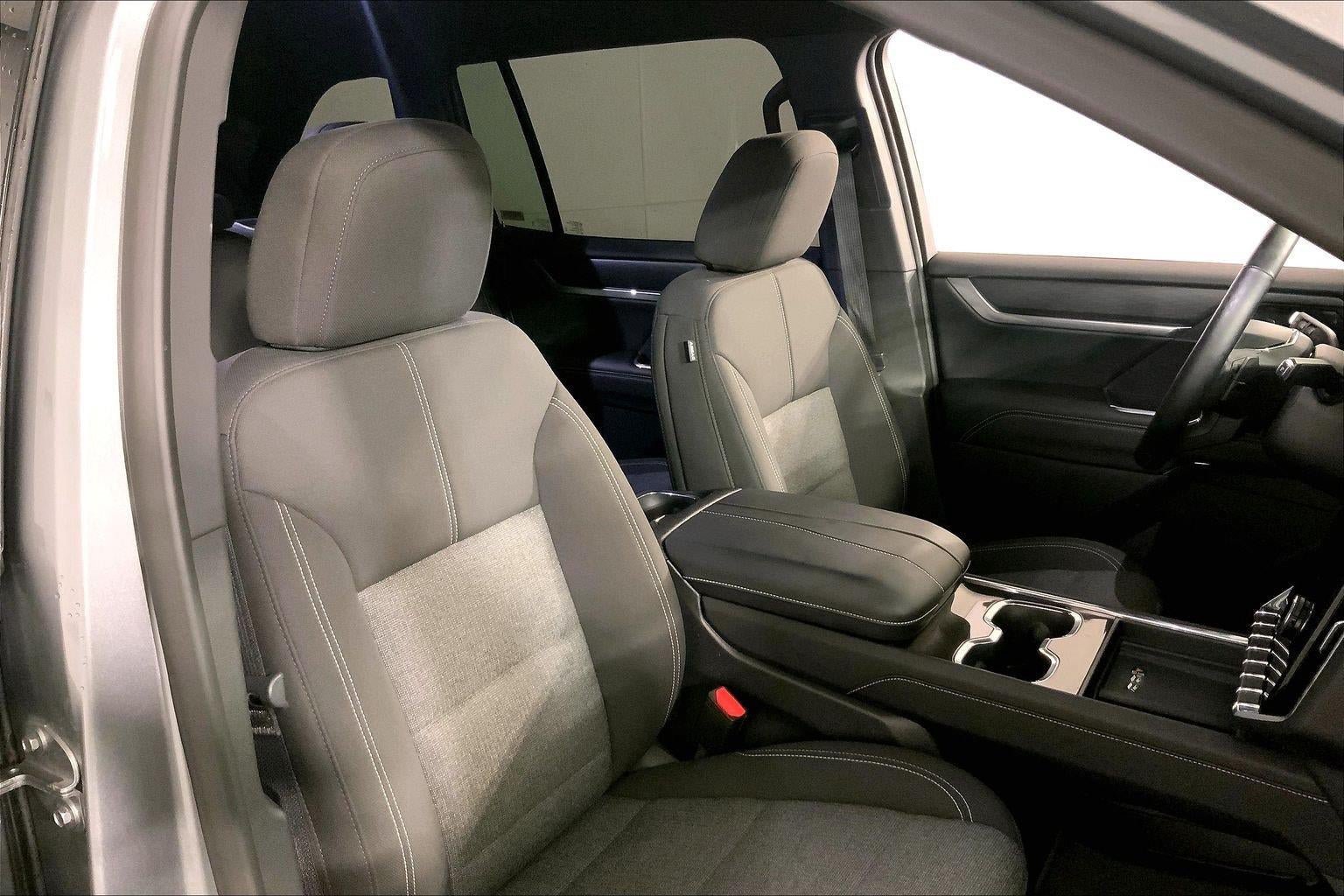Used 2025 GMC Acadia Elevation FWD image 7