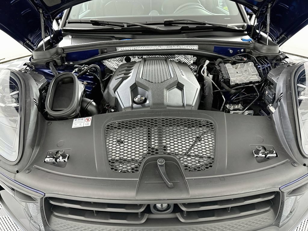 Certified 2024 Porsche Macan AWD/4WD image 32