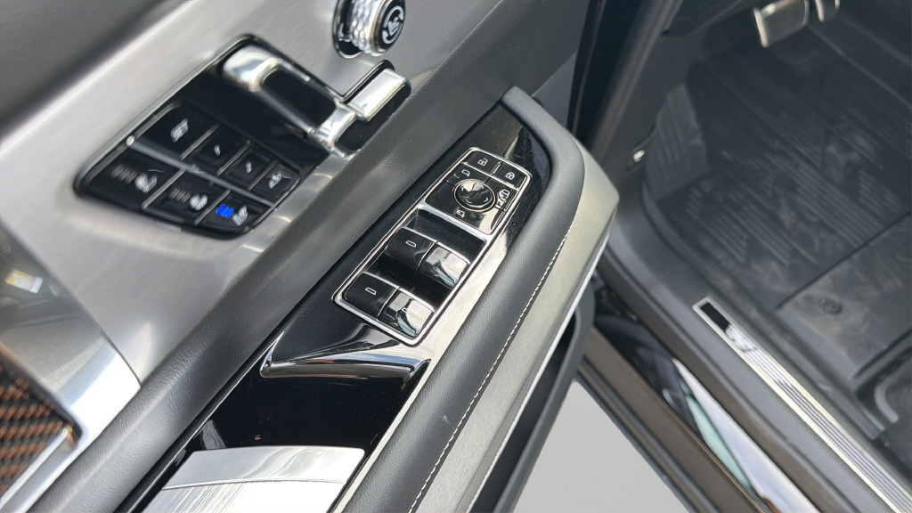 New 2027 Cadillac Vistiq Luxury w/ LPO, Floor Liner Package AWD/4WD image 10