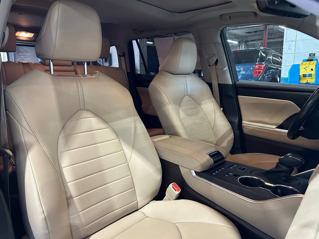 Used 2022 Toyota Highlander XLE AWD/4WD image 38