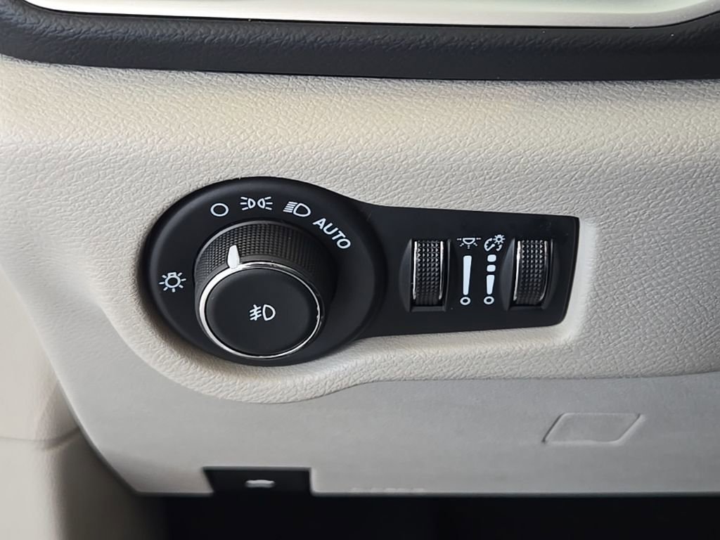 Used 2024 Chrysler Pacifica Touring-L image 28