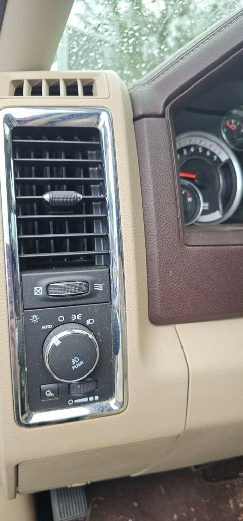 Used 2015 RAM 1500 Laramie RWD image 8