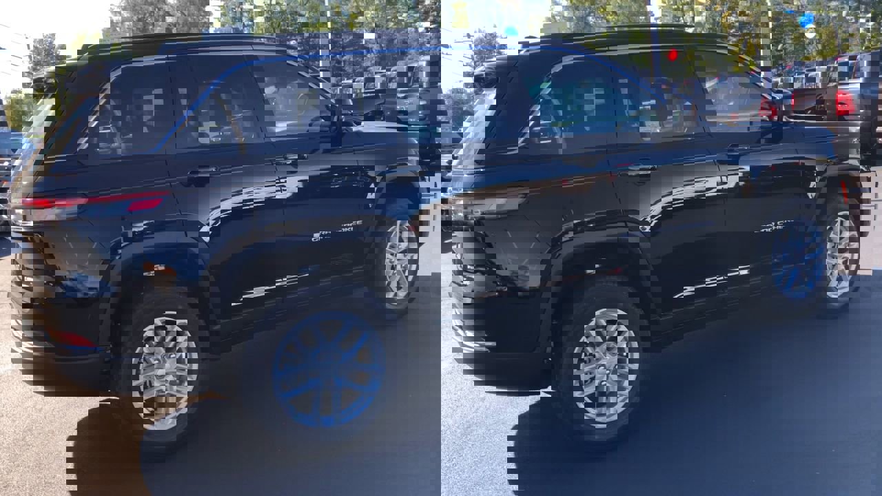 New 2025 Jeep Grand Cherokee Laredo X w/ Luxury Tech Group I image 8