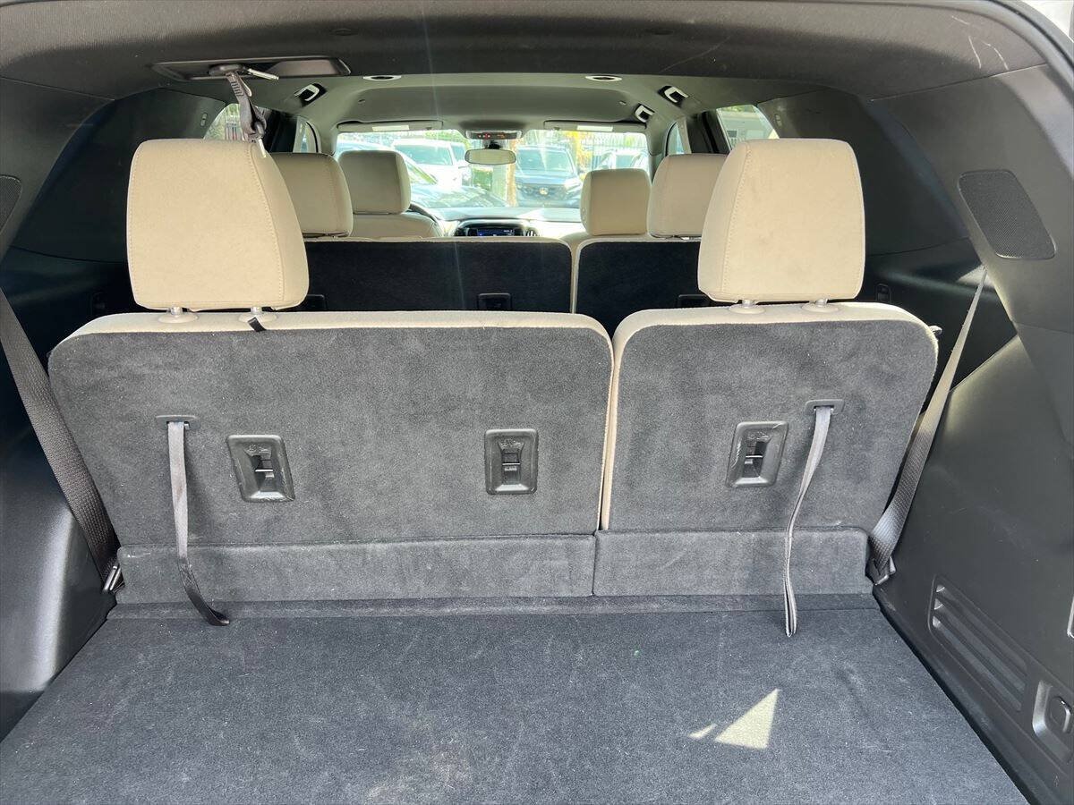 Used 2023 Chevrolet Traverse LS FWD image 16